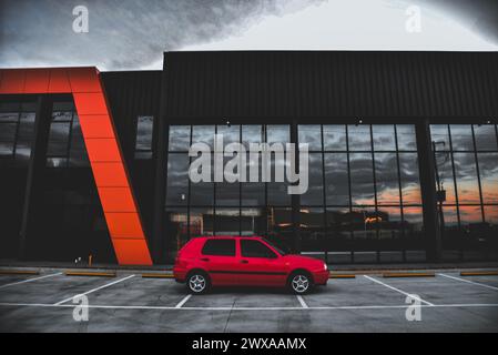 VW Volkswagen Golf Flash Rouge et noir sur une séance photo ensoleillée de fin d'après-midi Banque D'Images