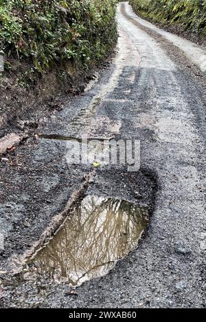 Doddiscombsleigh, Devon, Royaume-Uni. 29 mars 2024. Nombre de nids de poule sur les routes et les voies en augmentation dans le Devon après le manque de réparations et la récente vague de temps humide. Crédit : Nidpor/Alamy Live News Banque D'Images