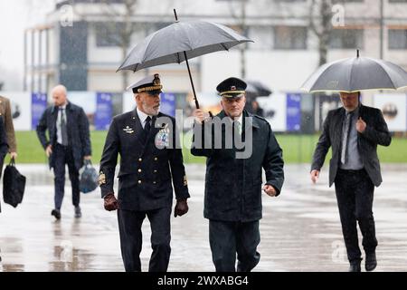 Kranj, Slovénie. 28 mars 2024. Le chef d'état-major de la Défense de l'Italie, l'amiral Giuseppe Cavo Dragone (à gauche), arrive à la cérémonie officielle marquant le 20e anniversaire de l'entrée de la Slovénie dans l'OTAN à Brdo PRI Kranju. La Slovénie est devenue membre de l'OTAN le 29 mars 2004. Le 20e anniversaire a été marqué par une cérémonie officielle précédée de tables rondes portant sur des questions urgentes de sécurité mondiale et européenne. (Photo de Luka Dakskobler/SOPA images/Sipa USA) crédit : Sipa USA/Alamy Live News Banque D'Images