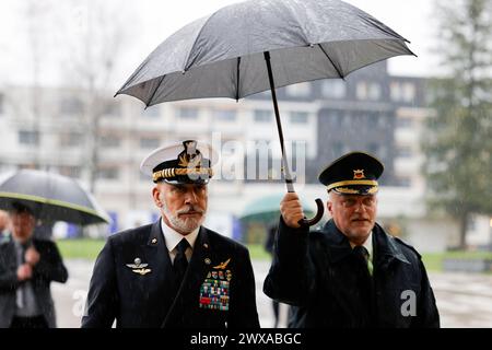 Kranj, Slovénie. 28 mars 2024. Le chef d'état-major de la Défense de l'Italie, l'amiral Giuseppe Cavo Dragone (à gauche), arrive à la cérémonie officielle marquant le 20e anniversaire de l'entrée de la Slovénie dans l'OTAN à Brdo PRI Kranju. La Slovénie est devenue membre de l'OTAN le 29 mars 2004. Le 20e anniversaire a été marqué par une cérémonie officielle précédée de tables rondes portant sur des questions urgentes de sécurité mondiale et européenne. (Photo de Luka Dakskobler/SOPA images/Sipa USA) crédit : Sipa USA/Alamy Live News Banque D'Images