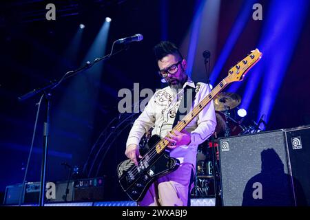 Londres, Royaume-Uni. 28 mars 2024. Feeder jouant en concert à Roundhouse, Londres le 28 mars 2024 Taka Hirose , bassiste, chœurs Feeder est un groupe de rock gallois formé à Newport, au pays de Galles. Ils ont sorti huit albums studio, trois compilations, deux EP et 34 singles. La musique de Feeder a été inspirée par une grande variété d'artistes et de styles. Le groupe a été formé en 92 sous le nom de 'Reel'. C'est leur tournée 'Black / Red' pour l'album du même nom - leur douzième album. Crédit : Dafydd Owen/Alamy Live News Banque D'Images