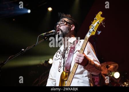 Londres, Royaume-Uni. 28 mars 2024. Feeder jouant en concert à Roundhouse, Londres le 28 mars 2024 Taka Hirose , bassiste, chœurs Feeder est un groupe de rock gallois formé à Newport, au pays de Galles. Ils ont sorti huit albums studio, trois compilations, deux EP et 34 singles. La musique de Feeder a été inspirée par une grande variété d'artistes et de styles. Le groupe a été formé en 92 sous le nom de 'Reel'. C'est leur tournée 'Black / Red' pour l'album du même nom - leur douzième album. Crédit : Dafydd Owen/Alamy Live News Banque D'Images