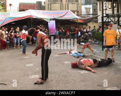 Navotas, Philippines. 29 mars 2024. (NOTE DE LA RÉDACTION : l'image contient du contenu graphique)les drapeaux vus gisaient sur le sol en attendant d'être pagayés jusqu'aux fesses. Dans leur façon de demander la repentance et le pardon pour leurs péchés, les flagellants fouettent leur dos en utilisant des bandes de bambou et se font pagayer jusqu'aux fesses le vendredi Saint. Crédit : SOPA images Limited/Alamy Live News Banque D'Images