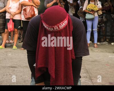 Navotas, Philippines. 29 mars 2024. Un flagellant vu portant un bandeau avec le mot « SEMANA SANTA » ou semaine Sainte. Dans leur façon de demander la repentance et le pardon pour leurs péchés, les flagellants fouettent leur dos en utilisant des bandes de bambou et se font pagayer jusqu'aux fesses le vendredi Saint. (Photo Josefiel Rivera/SOPA images/SIPA USA) crédit : SIPA USA/Alamy Live News Banque D'Images