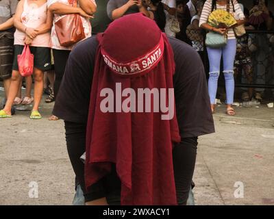 Navotas, Philippines. 29 mars 2024. Un flagellant vu portant un bandeau avec le mot « SEMANA SANTA » ou semaine Sainte. Dans leur façon de demander la repentance et le pardon pour leurs péchés, les flagellants fouettent leur dos en utilisant des bandes de bambou et se font pagayer jusqu'aux fesses le vendredi Saint. Crédit : SOPA images Limited/Alamy Live News Banque D'Images