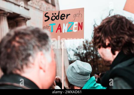 Munich, Allemagne. 28 mars 2024. Plusieurs jeunes se sont rassemblés le 28 mars 2024 à Munich, en Allemagne, pour manifester avec le Bund für Gestesfreiheit ( BfG ) et quelques collectifs de DJ contre l'interdiction de danser les journées dites silencieuses. (Photo de Alexander Pohl/Sipa USA) crédit : Sipa USA/Alamy Live News Banque D'Images