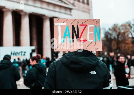 Munich, Allemagne. 28 mars 2024. Plusieurs jeunes se sont rassemblés le 28 mars 2024 à Munich, en Allemagne, pour manifester avec le Bund für Gestesfreiheit ( BfG ) et quelques collectifs de DJ contre l'interdiction de danser les journées dites silencieuses. (Photo de Alexander Pohl/Sipa USA) crédit : Sipa USA/Alamy Live News Banque D'Images