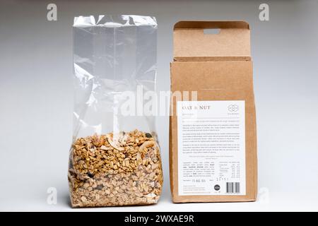 Boîte de Husk and Honey LTD Tasty Classic OAT and Nut granola montrant les ingrédients et la nutrition valeurs typiques et meilleur avant date avec numéro de lot Banque D'Images