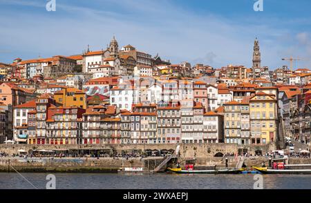 Vue sur le quartier animé de Ribeira et le fleuve Douro, Porto, Portugal Banque D'Images