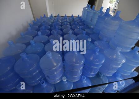 salvador, bahia, brésil - 28 mars 2024 : dépôt de bouteilles d'eau minérale vues dans la ville de Salvador. Banque D'Images