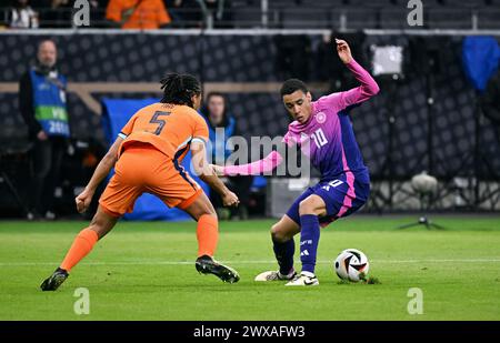 Fussball, LŠnderspiel, Freundschaftsspiel zur Euro 2024, Deutsche Bank Park Frankfurt : Deutschland - Niederlande 2:1 ; Jamal Musiala (GER), Nathan Ake (NED). Aktion LA RÉGLEMENTATION DE L'UEFA INTERDIT TOUTE UTILISATION DE PHOTOGRAPHIES COMME SÉQUENCES D'IMAGES ET/OU QUASI-VIDÉO Banque D'Images