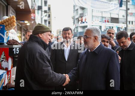 Gaziantep, Turkiye. 27 mars 2024. Gaziantep, Turkiye. 28 mars 2024. La chef du parti Hur Dava, Zekeriya YapÄ±cÄ±oÄŸlu, visite les marchés et les commerces locaux dans le centre de Gaziantep, dans le cadre de la campagne électorale pour les prochaines élections municipales de Turkiye. Zekeriya YapÄ±cÄ±oÄŸlu est une femme politique turco-kurde et avocate qui dirige le Parti islamiste kurde de cause libre, qui à Turkiye est connu sous le nom de Parti Hur Dava ou Huda par (crédit image : © Muhammad Ata/IMAGESLIVE via ZUMA Press Wire) USAGE ÉDITORIAL SEULEMENT! Non destiné à UN USAGE commercial ! Banque D'Images