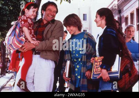 MARA WILSON ROBIN WILLIAMS MATTHEW LAWRENCE ET LISA JAKUB DANS MRS. DOUBTFIRE 1993 réalisateur CHRIS COLUMBUS book Anne Fine scénario Randi Mayem Singer et Leslie Dixon musique Howard Shore costume design Marit Allen Blue Wolf Productions / Twentieth Century Fox Banque D'Images