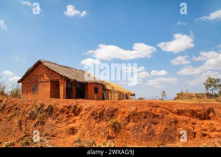 Région d'Antsirabe, Madagascar. 20 octobre 2023. Routes de Madagascar. Chemin d'Antsirabe à travers de petits villages, maisons le long de la route, bétail, rizières, Banque D'Images