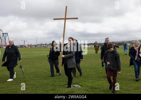 Marche du témoignage, les pèlerins chrétiens ont pris part à la procession du vendredi Saint en marchant ensemble à travers Blackheath Common, marquant la crucifixion de Jésus-Christ le vendredi Saint. Blackheath, Southeast London, England, UK 29 mars 2024 crédit : Jeff Gilbert/Alamy Live News Banque D'Images