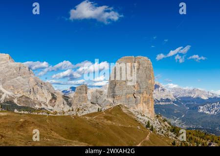 Alpes Dolomiti paysage de montagne pittoresque d'automne. Dolomites italiennes magnifiques sommets des falaises rocheuses Passo Falzarego, sommets du mont Cinque Torri Banque D'Images