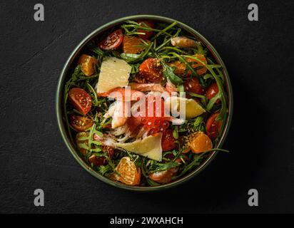 salade avec roquette de crabe et caviar rouge. Photo de haute qualité Banque D'Images