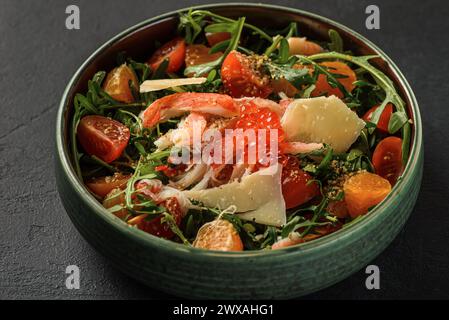 salade avec roquette de crabe et caviar rouge. Photo de haute qualité Banque D'Images