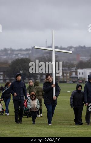 Marche du témoignage, les pèlerins chrétiens ont pris part à la procession du vendredi Saint en marchant ensemble à travers Blackheath Common, marquant la crucifixion de Jésus-Christ le vendredi Saint. Blackheath, Southeast London, England, UK 29 mars 2024 crédit : Jeff Gilbert/Alamy Live News Banque D'Images