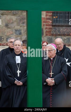 Die grossen christlichen Kirchen begehen AM 29.03.2024 wieder eine Karfreitagsprozession durch Berlins Mitte. SIE soll an den Leidensweg Christi erinnern. An der Spitze des Zuges wird traditionell ein rund 50 Kilogramm schweres Kreuz getragen. Die oekumenische Prozession beginnt im Anschluss an einen Gottesdienst in der Marienkirche im Bild am Alexanderplatz. Von dort fuehrt sie zum Berliner Dom, ueber die Strasse Unter den Linden zur Neuen Wache und endet auf dem Bebelplatz vor der Hedwigs-Kathedrale. IM Bild vlnr. : Bischof Staeblein und Erzbischof Koch. Foto vom 29.03.2023. Siehe epd-meldung Banque D'Images