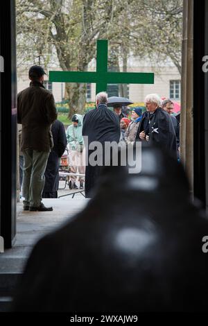 Die grossen christlichen Kirchen begehen AM 29.03.2024 wieder eine Karfreitagsprozession durch Berlins Mitte. SIE soll an den Leidensweg Christi erinnern. An der Spitze des Zuges wird traditionell ein rund 50 Kilogramm schweres Kreuz getragen. Die oekumenische Prozession beginnt im Anschluss an einen Gottesdienst in der Marienkirche am Alexanderplatz. Von dort fuehrt sie zum Berliner Dom, ueber die Strasse Unter den Linden zur Neuen Wache im Bild und endet auf dem Bebelplatz vor der Hedwigs-Kathedrale Foto vom 29.03.2023. Siehe epd-meldung vom 29.03.2024 USAGE ÉDITORIAL SEULEMENT *** le Christ majeur Banque D'Images