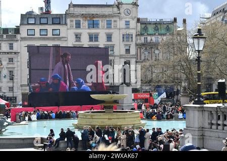 Westminster, Londres, Royaume-Uni, 29 mars 2024. Les foules se rassemblent pour le spectacle passion Play à Trafalgar Square le vendredi Saint alors que les chrétiens célèbrent Pâques. Paul Biggins/Alamy Live News Banque D'Images