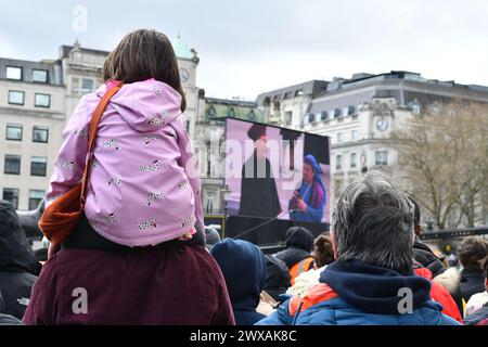 Westminster, Londres, Royaume-Uni, 29 mars 2024. Les foules se rassemblent pour le spectacle passion Play à Trafalgar Square le vendredi Saint alors que les chrétiens célèbrent Pâques. Paul Biggins/Alamy Live News Banque D'Images