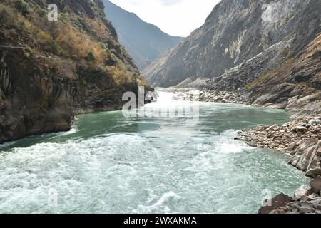 rivière coulant de la montagne de Tiger Leaping gorge lieu de voyage en Chine Banque D'Images