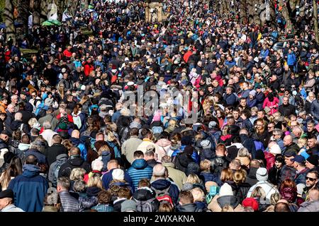 Kalwaria Zabrzydowska, Pologne, 29 mars 2024. Des milliers de dévots marchent sur le chemin de la procession de la Croix le vendredi Saint dans le monument, site classé par l'UNESCO dans la basilique Kalwaria Zebrzydowska. La procession traditionnelle sur le site commence tôt le matin avec des acteurs payant les rôles bibliques du chemin de Croix. Crédit : Dominika Zarzycka/Alamy Live News Banque D'Images