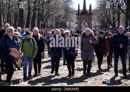 Kalwaria Zabrzydowska, Pologne, 29 mars 2024. Des milliers de dévots marchent sur le chemin de la procession de la Croix le vendredi Saint dans le monument, site classé par l'UNESCO dans la basilique Kalwaria Zebrzydowska. La procession traditionnelle sur le site commence tôt le matin avec des acteurs payant les rôles bibliques du chemin de Croix. Crédit : Dominika Zarzycka/Alamy Live News Banque D'Images