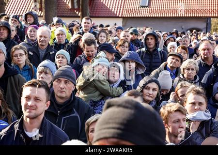 Kalwaria Zabrzydowska, Pologne, 29 mars 2024. Des milliers de dévots marchent sur le chemin de la procession de la Croix le vendredi Saint dans le monument, site classé par l'UNESCO dans la basilique Kalwaria Zebrzydowska. La procession traditionnelle sur le site commence tôt le matin avec des acteurs payant les rôles bibliques du chemin de Croix. Crédit : Dominika Zarzycka/Alamy Live News Banque D'Images