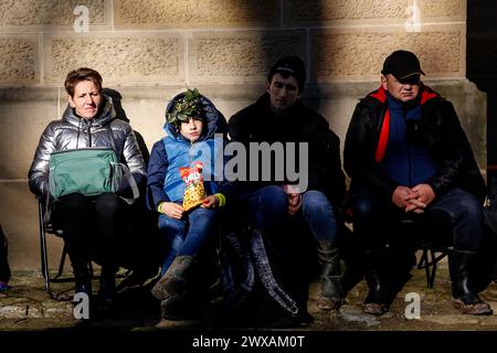 Kalwaria Zabrzydowska, Pologne, 29 mars 2024. Les dévots se reposent sur le chemin de la procession de la Croix le vendredi Saint dans le monument, site classé par l'UNESCO dans la basilique Kalwaria Zebrzydowska. La procession traditionnelle sur le site commence tôt le matin avec des acteurs payant les rôles bibliques du chemin de Croix. Crédit : Dominika Zarzycka/Alamy Live News Banque D'Images