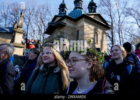 Kalwaria Zabrzydowska, Pologne, 29 mars 2024. Des milliers de dévots marchent sur le chemin de la procession de la Croix le vendredi Saint dans le monument, site classé par l'UNESCO dans la basilique Kalwaria Zebrzydowska. Les dévots ont tendance à porter des couronnes de brindilles pendant la procession. La procession traditionnelle sur le site commence tôt le matin avec des acteurs payant les rôles bibliques du chemin de Croix. Banque D'Images