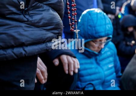 Kalwaria Zabrzydowska, Pologne, 29 mars 2024.le dévot prie avec un chapelet sur le chemin de la procession de la Croix le vendredi Saint dans le site classé par l'UNESCO de la basilique Kalwaria Zebrzydowska. La procession traditionnelle sur le site commence tôt le matin avec des acteurs payant les rôles bibliques du chemin de Croix. Crédit : Dominika Zarzycka/Alamy Live News Banque D'Images