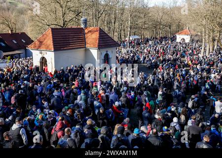 Kalwaria Zabrzydowska, Pologne, 29 mars 2024. Des milliers de dévots marchent sur le chemin de la procession de la Croix le vendredi Saint dans le monument, site classé par l'UNESCO dans la basilique Kalwaria Zebrzydowska. La procession traditionnelle sur le site commence tôt le matin avec des acteurs payant les rôles bibliques du chemin de Croix. Crédit : Dominika Zarzycka/Alamy Live News Banque D'Images