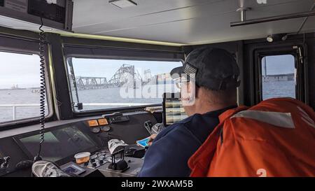 Des techniciens des opérations médico-légales de divers organismes fédéraux et étatiques ont aidé à analyser les données acquises du navire d'enquête du corps of Engineers de l'armée américaine le Catlett dans le port de Baltimore le 27 mars 2024. Ils utilisaient des sonars pour déterminer l'emplacement des débris et rechercher des véhicules submergés. Banque D'Images