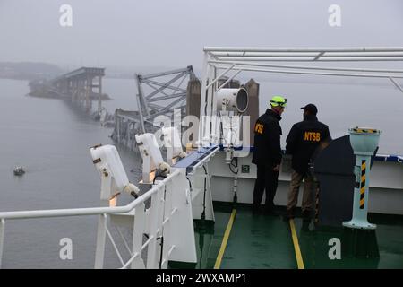 BALTIMORE (27 mars 2024) — les enquêteurs du NTSB sur le pont du navire de charge Dali, qui a heurté et effondré le pont Francis Scott Key le 26 mars 2024. (Photo : Peter Knudson/NTSB) Banque D'Images