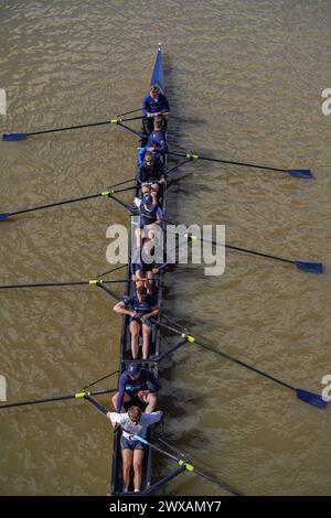 Putney, Londres 29 mars 2024 . L'équipe d'aviron masculine de l'université d'Oxford lors d'une séance d'entraînement aujourd'hui sur la Tamise. Des niveaux élevés d'E. coli ont été découverts dans la Tamise de Londres, selon le groupe de campagne environnementale River action avant la traditionnelle course de bateaux de l'université d'Oxford Cambridge le samedi 30 mars. Credit : amer Ghazzal/Alamy Live News Banque D'Images