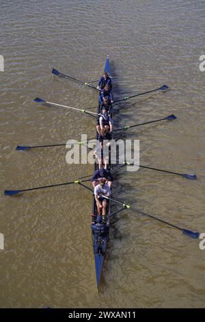 Putney, Londres 29 mars 2024 . L'équipe d'aviron masculine de l'université d'Oxford lors d'une séance d'entraînement aujourd'hui sur la Tamise. Des niveaux élevés d'E. coli ont été découverts dans la Tamise de Londres, selon le groupe de campagne environnementale River action avant la traditionnelle course de bateaux de l'université d'Oxford Cambridge le samedi 30 mars. Credit : amer Ghazzal/Alamy Live News Banque D'Images