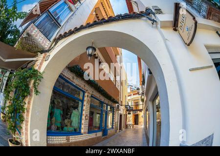 BENIDORM, ESPAGNE - 14 AOÛT 2020 : vue avec petite rue pittoresque avec boutiques, situé dans le centre historique de la ville. Banque D'Images