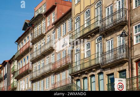 Façades colorées de maisons le long de Cais da Estiva dans le quartier de Ribeira, Porto, Portugal Banque D'Images