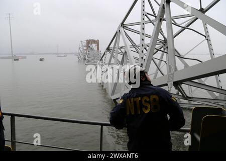 BALTIMORE (27 mars 2024) — les enquêteurs du NTSB à bord du navire cargo Dali, qui a heurté et effondré le pont Francis Scott Key le 26 mars 2024. (Photo : Peter Knudson/NTSB) Banque D'Images