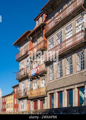 Maisons colorées, Cais da Ribeira, Porto, Portugal Banque D'Images