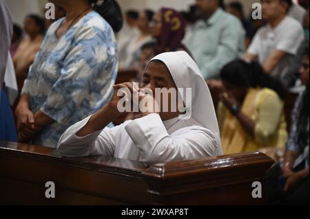 New Delhi, Inde. 29 mars 2024. Les chrétiens assistent à une prière de masse pour observer le vendredi Saint, à l’église catholique de la Cathédrale du Sacré-cœur, Gol Dak Khana à New Delhi, en Inde. (Crédit image : © Deep Nair/ZUMA Press Wire) USAGE ÉDITORIAL SEULEMENT! Non destiné à UN USAGE commercial ! Banque D'Images