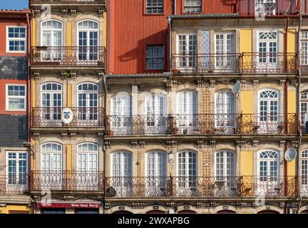 Façades colorées de maisons le long de Cais da Estiva dans le quartier de Ribeira, Porto, Portugal Banque D'Images