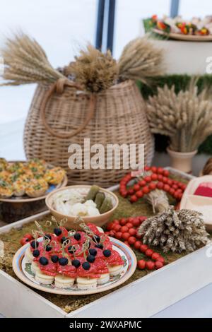 Une variété de desserts délicieux tels que des gâteaux, des pâtisseries, des biscuits et des tartes sont magnifiquement disposés et affichés sur une table. Banque D'Images