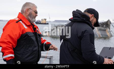 Des techniciens des opérations médico-légales de divers organismes fédéraux et étatiques ont aidé à analyser les données acquises du navire d'enquête du corps of Engineers de l'armée américaine le Catlett dans le port de Baltimore le 27 mars 2024. Ils utilisaient des sonars pour déterminer l'emplacement des débris et rechercher des véhicules submergés. Banque D'Images