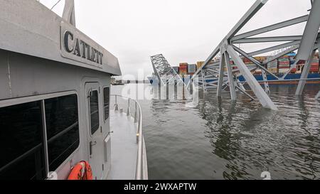 Des techniciens des opérations médico-légales de divers organismes fédéraux et étatiques ont aidé à analyser les données acquises du navire d'enquête du corps of Engineers de l'armée américaine le Catlett dans le port de Baltimore le 27 mars 2024. Ils utilisaient des sonars pour déterminer l'emplacement des débris et rechercher des véhicules submergés. Banque D'Images