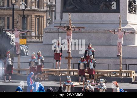 Trafalgar Square, Londres, Royaume-Uni. 29 mars 2024. Pour le vendredi Saint de Pâques, la distribution théâtrale de Wintershall a présenté « la passion de Jésus », une pièce de théâtre qui suit l’histoire biblique du Christ à travers les « miracles », le dernier souper, et la crucifixion aux mains des Romains, avant de se lever à nouveau pour la résurrection, tous utilisant Trafalgar Square comme scène pour cet événement public gratuit. Une foule nombreuse, par milliers de personnes, qui se sont rassemblées sur la place, regardant Christ incarné par l'acteur Peter Bergin. Crucifixion Banque D'Images