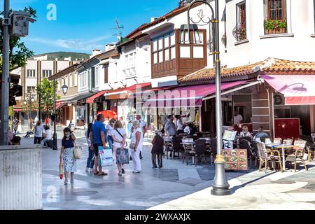 KUSADASI, TURQUIE - 2 JUIN 2021 : il s'agit d'un fragment des boulevards piétonniers modernes de la station balnéaire. Banque D'Images